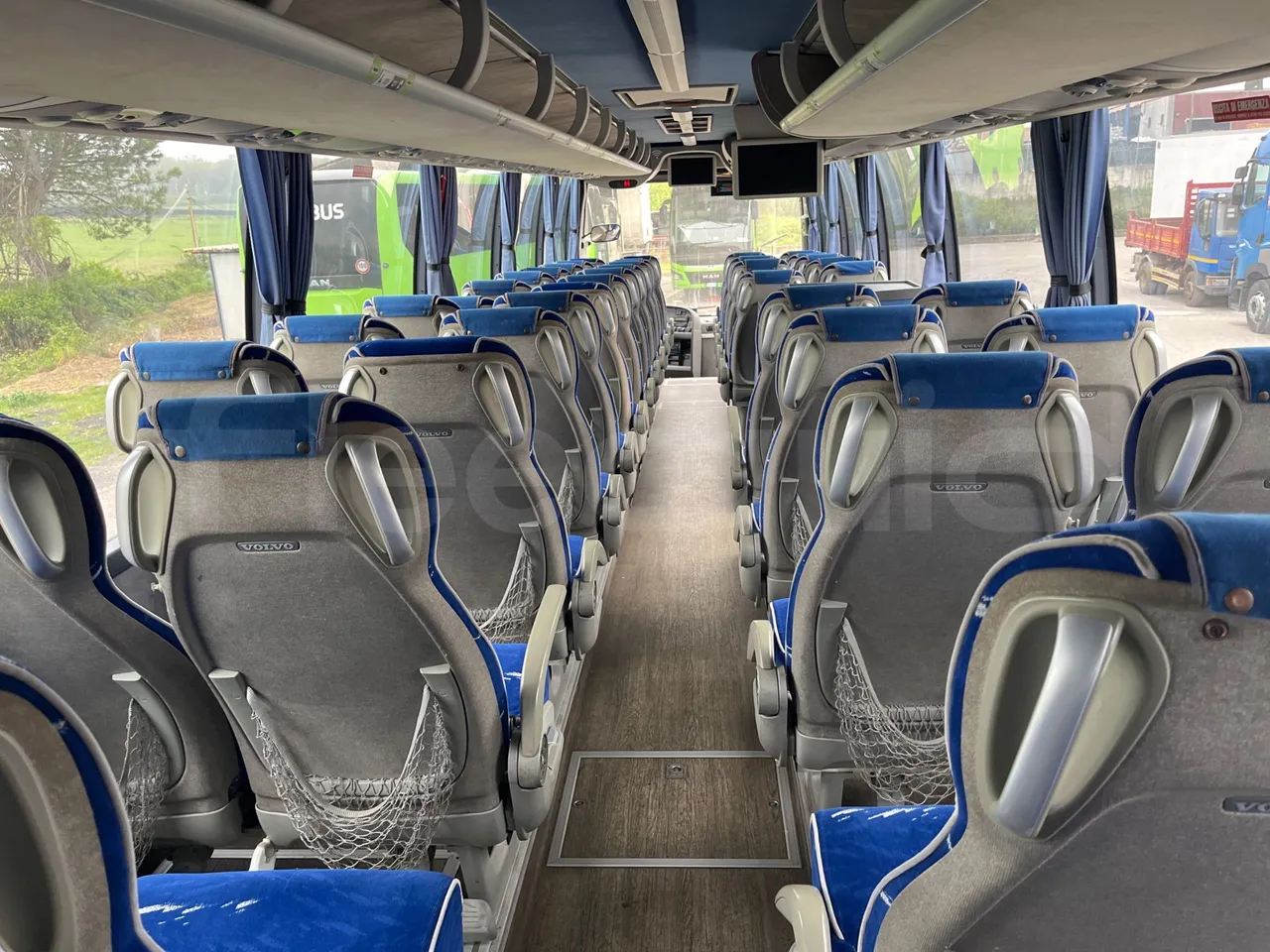 Volvo 9700 B4SC  - Euro6 - 323kW - 12.300mt - forward view middle aisle