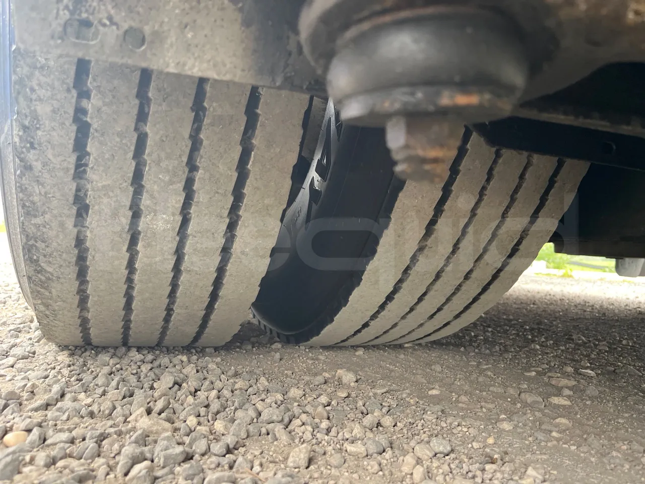 Volvo 9700 B4SC  - Euro6 - 323kW - 12.300mt - tread condition front tires left