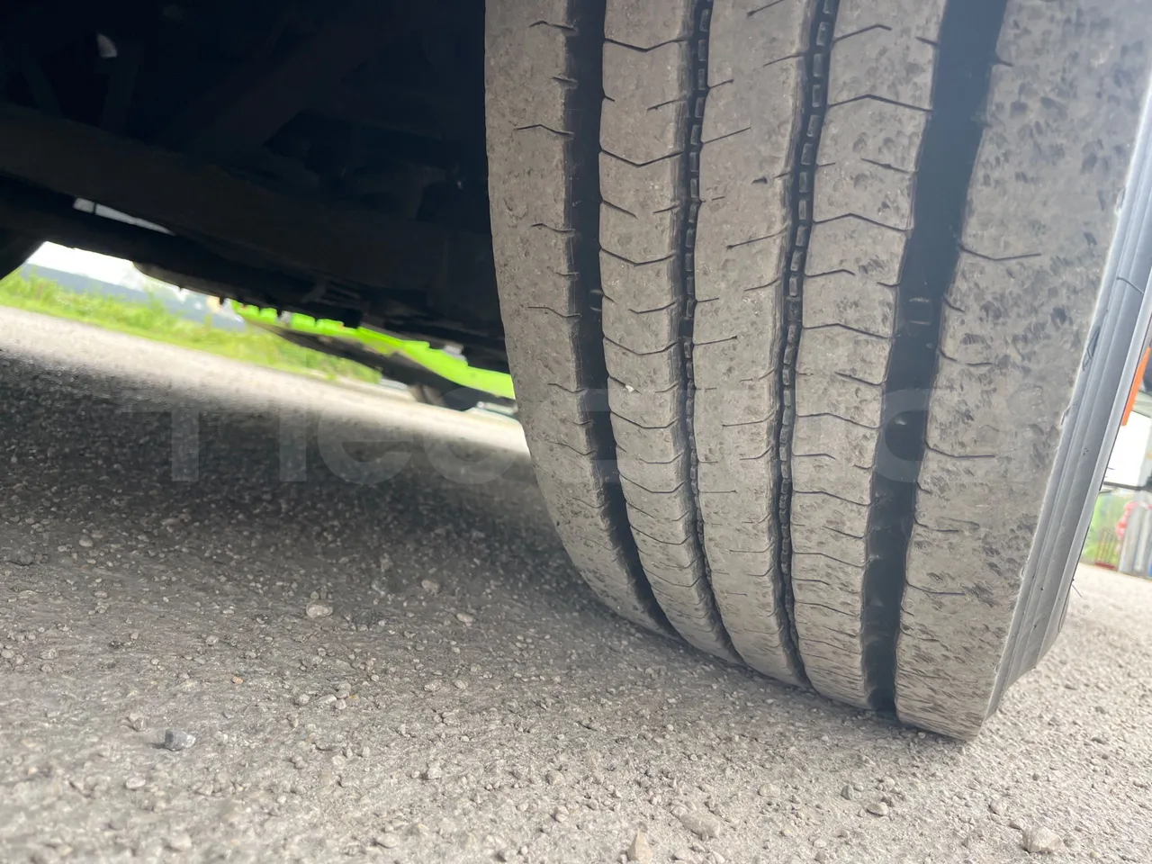 Volvo 9700 B4SC  - Euro6 - 323kW - 12.300mt - tread condition front tires right