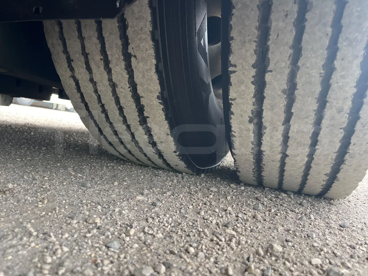 Volvo 9700 B4SC  - Euro6 - 323kW - 12.300mt - tread condition second axle tires right