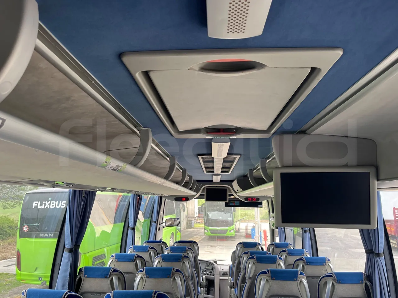 Volvo 9700 B4SC  - Euro6 - 323kW - 12.300mt - overhead compartments photo