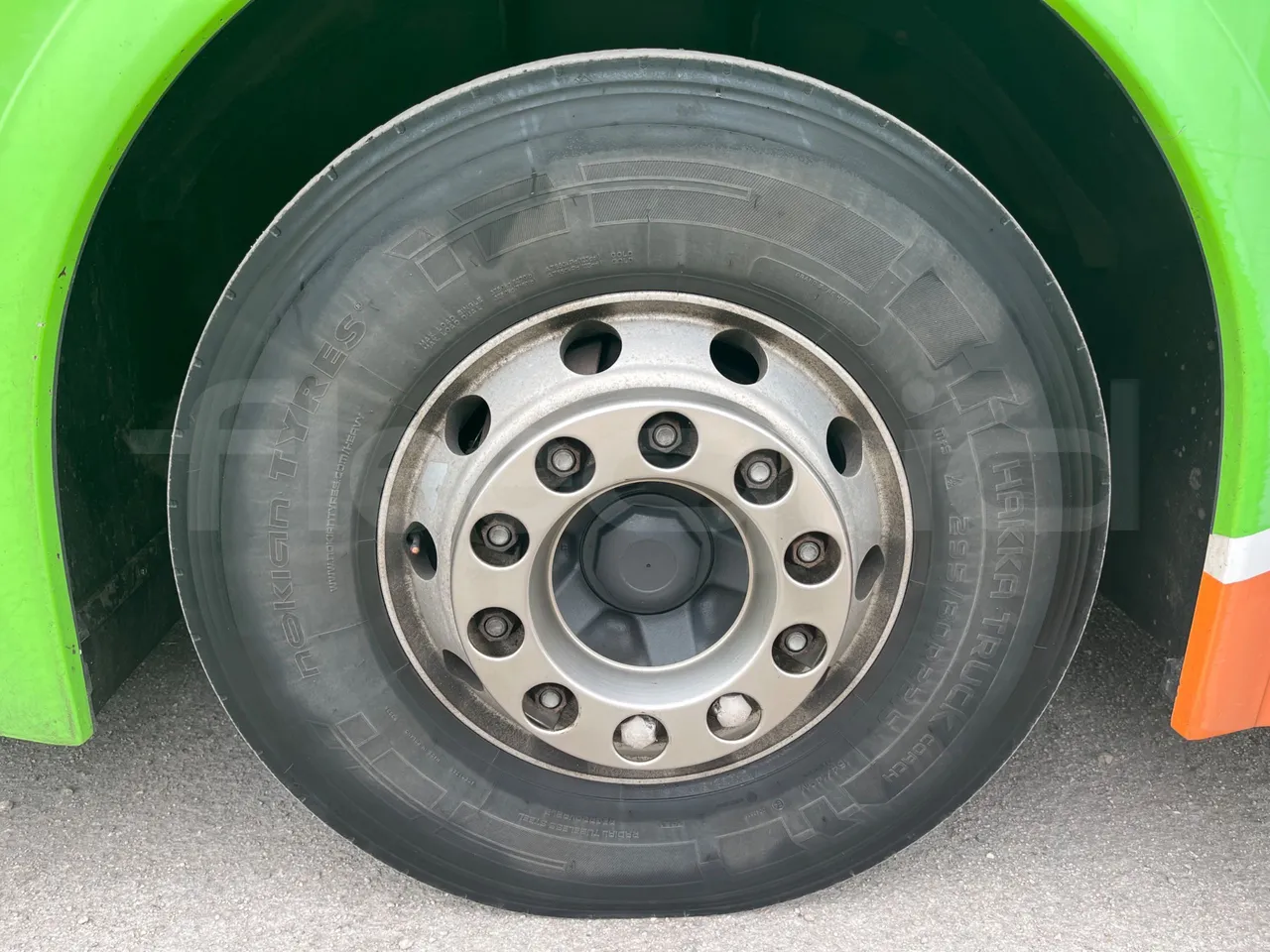 Volvo 9700 B4SC  - Euro6 - 323kW - 12.300mt - front left tire measurements