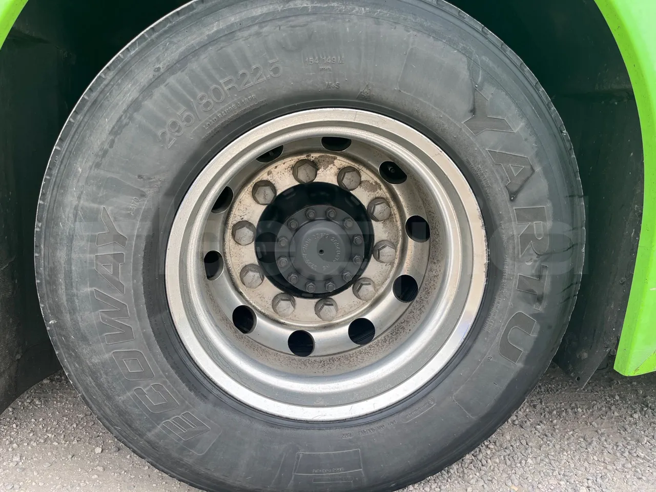 Volvo 9700 B4SC  - Euro6 - 323kW - 12.300mt - rear left tire photo