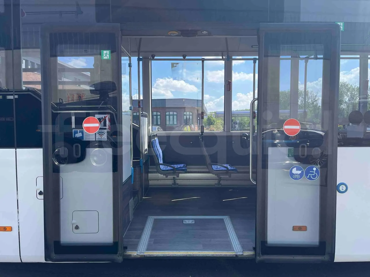 Man Lion's Intercity - front door 2 open