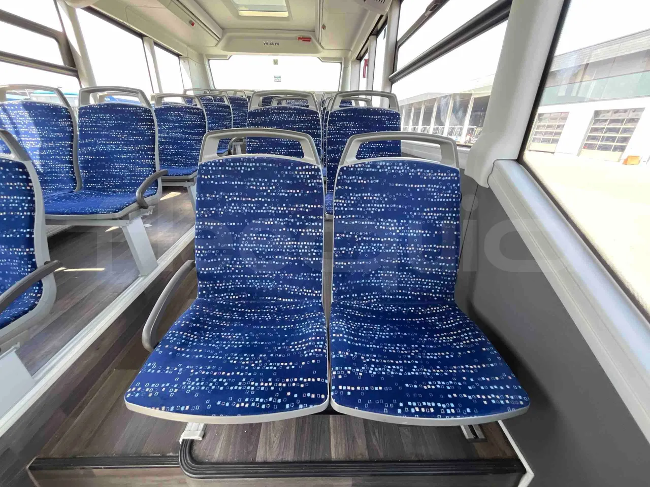 Man Lion's Intercity - central seat safety belt