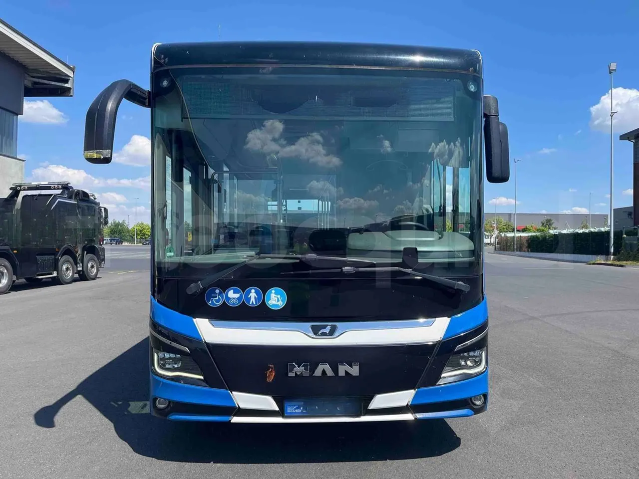Man Lion's Intercity - front photo