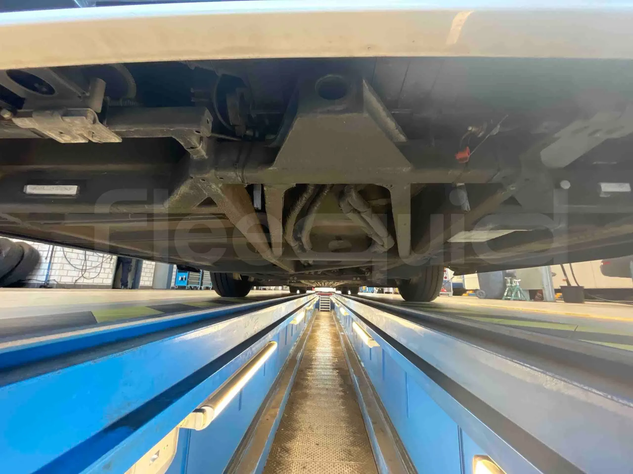 Man Lion's Intercity - front undercarriage from front
