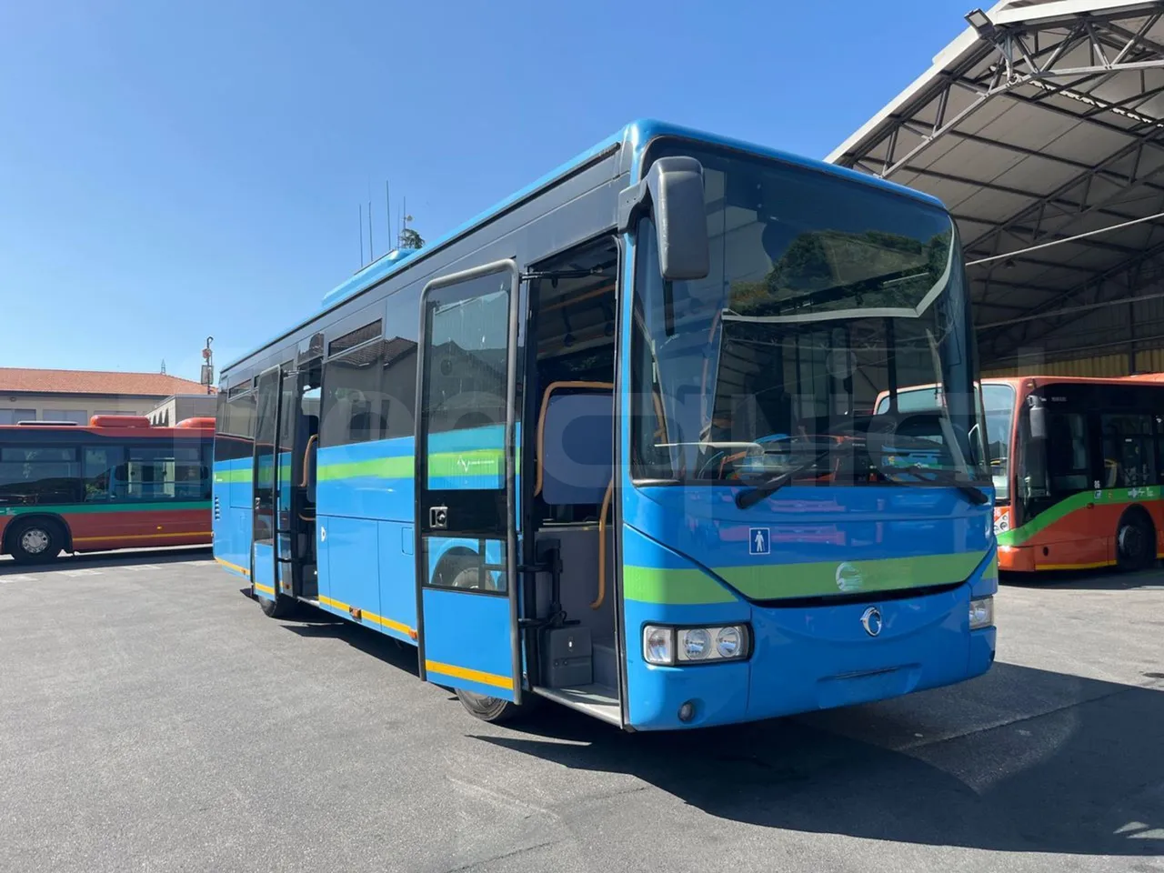 Iveco Crossway SFR160/ Euro 5 - 280 Kw - 10,655 Mt - 3/4 right front doors open