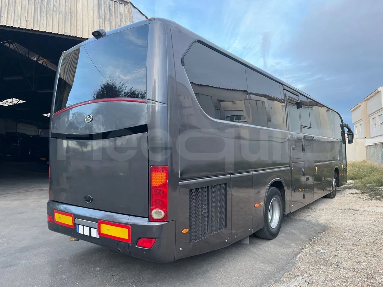 King Long XMQ6129Y C12 - Euro6 - 294kW - 12.200mt - 3/4 right rear doors closed