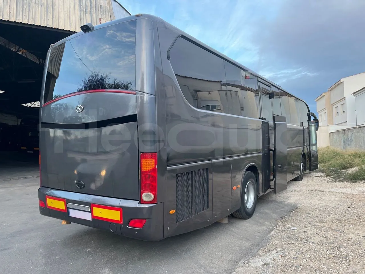 King Long XMQ6129Y C12 - Euro6 - 294kW - 12.200mt - 3/4 right rear doors open