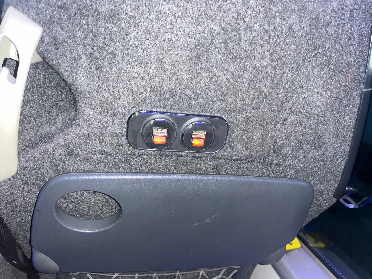 King Long XMQ6129Y C12 - Euro6 - 294kW - 12.200mt - usb charging detail