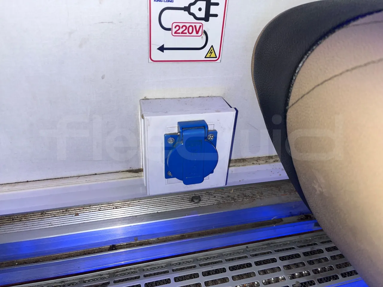 King Long XMQ6129Y C12 - Euro6 - 294kW - 12.200mt - power outlets detail