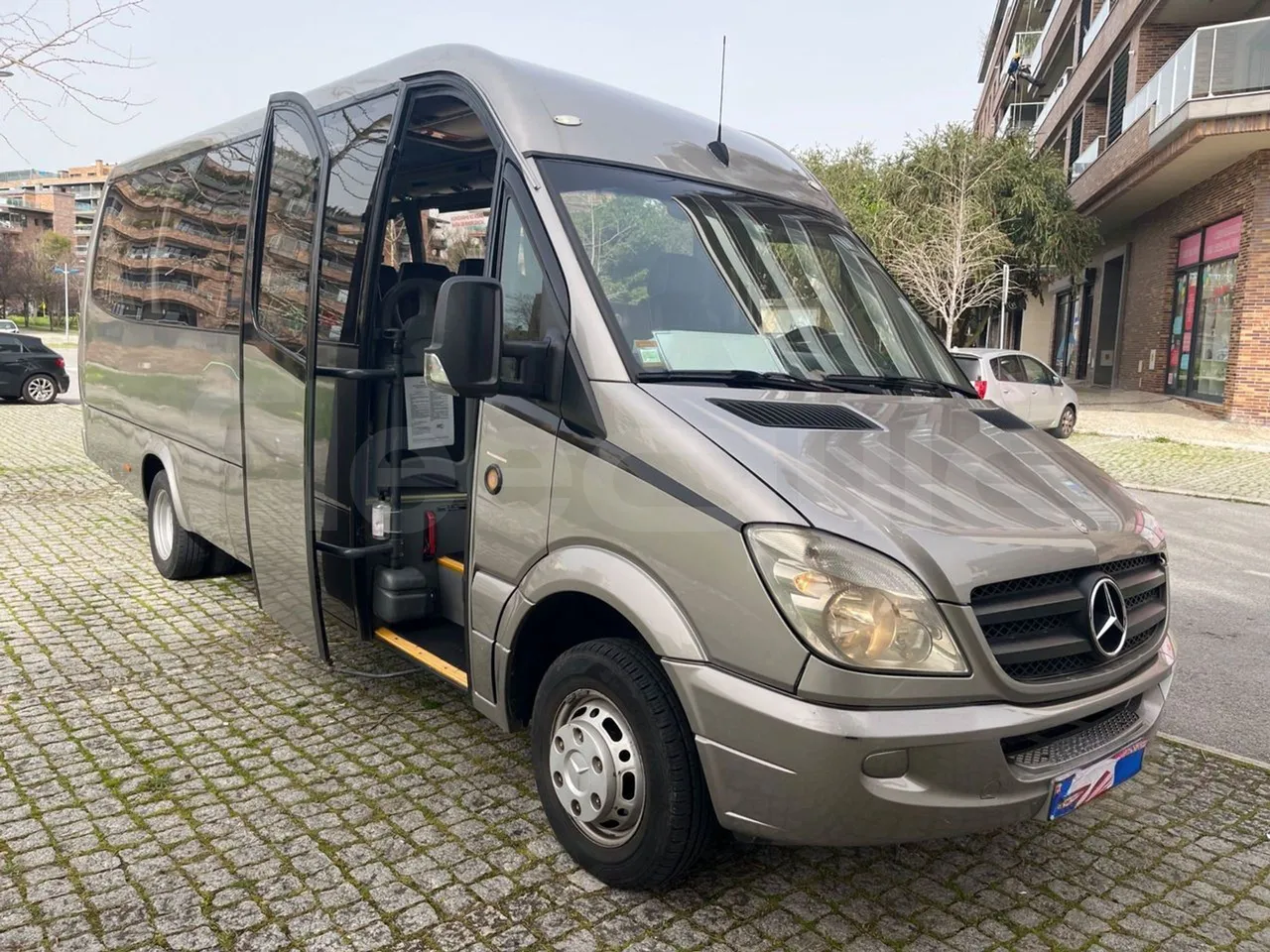 Mercedes-Benz 518 CDI 906 - Euro5 - 135kW - 7.770mt - 3/4 right front doors open