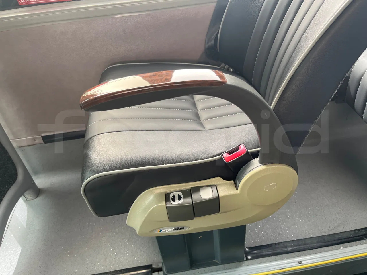 Mercedes-Benz 518 CDI 906 - Euro5 - 135kW - 7.770mt - armrest detail photo