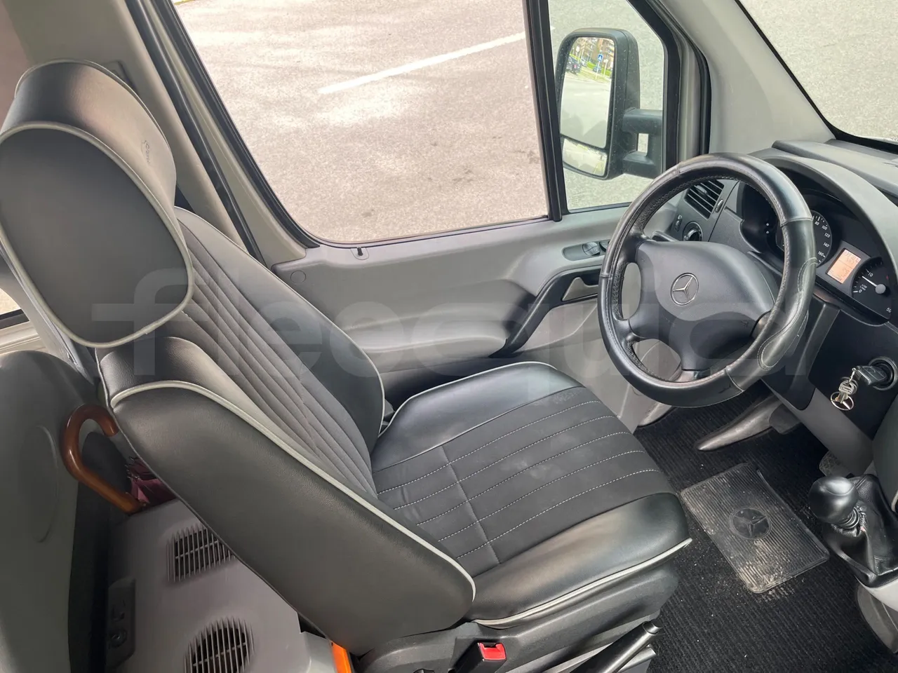 Mercedes-Benz 518 CDI 906 - Euro5 - 135kW - 7.770mt - driver's seat photo