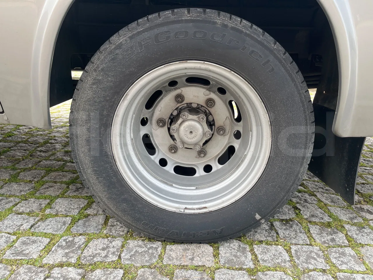 Mercedes-Benz 518 CDI 906 - Euro5 - 135kW - 7.770mt - tread condition front tires left