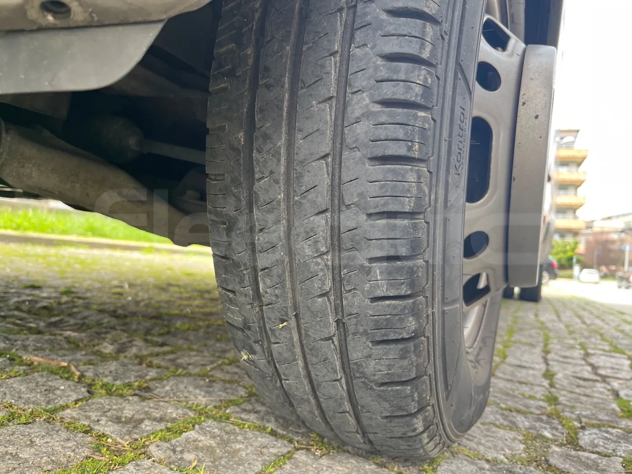 Mercedes-Benz 518 CDI 906 - Euro5 - 135kW - 7.770mt - tread condition front tires right