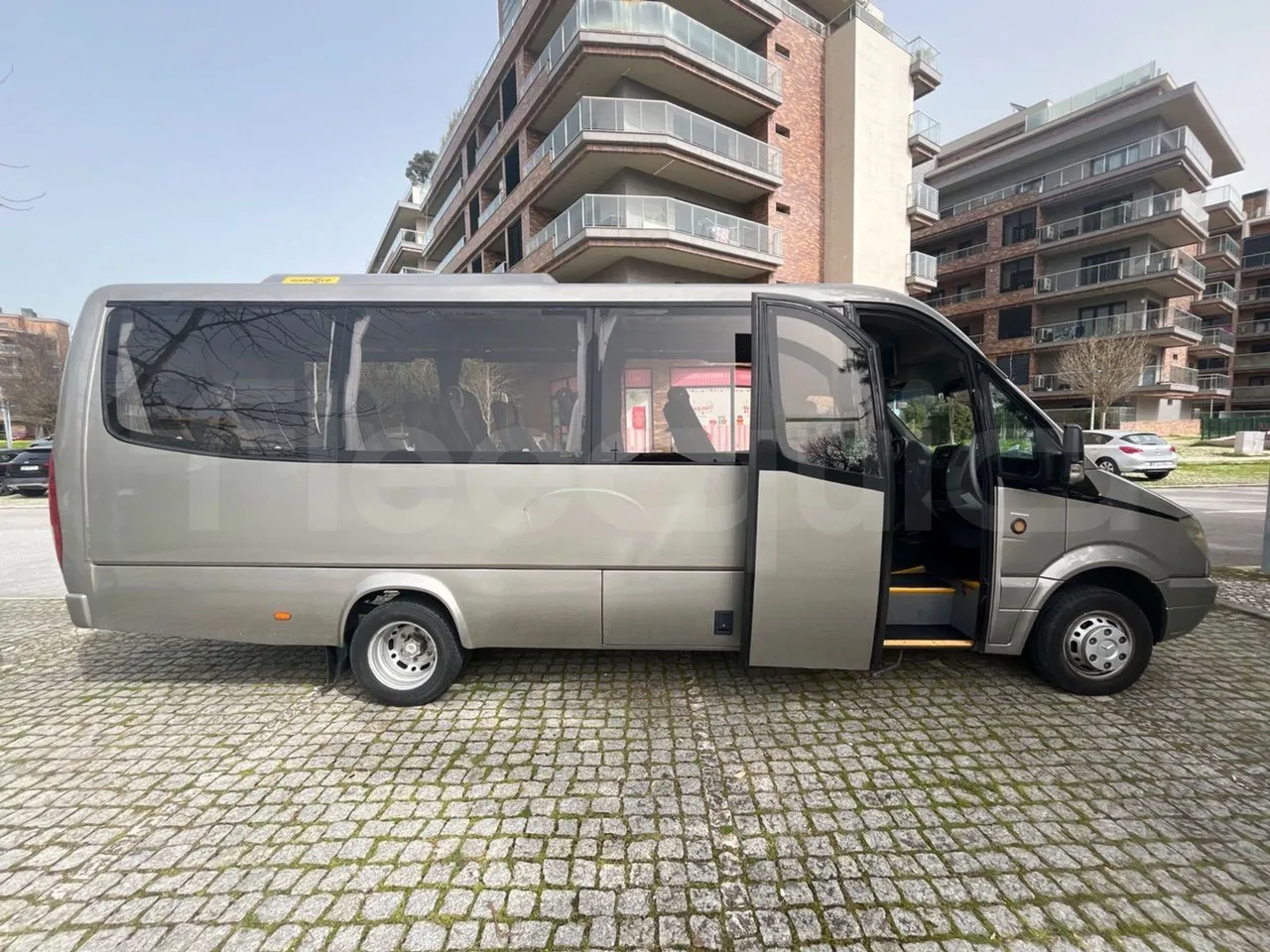 Mercedes-Benz 518 CDI 906 - Euro5 - 135kW - 7.770mt - right side doors open