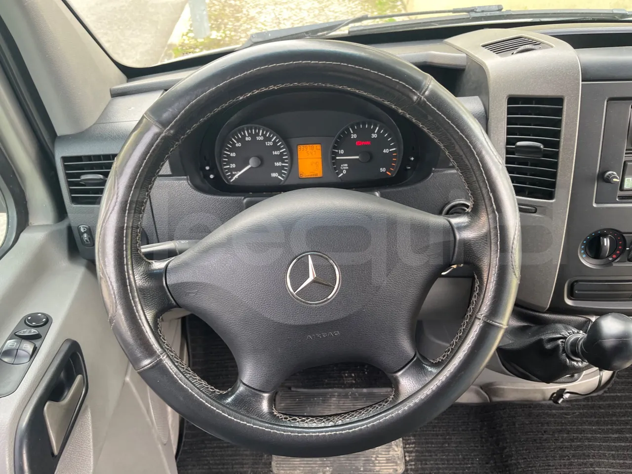 Mercedes-Benz 518 CDI 906 - Euro5 - 135kW - 7.770mt - steering wheel photo
