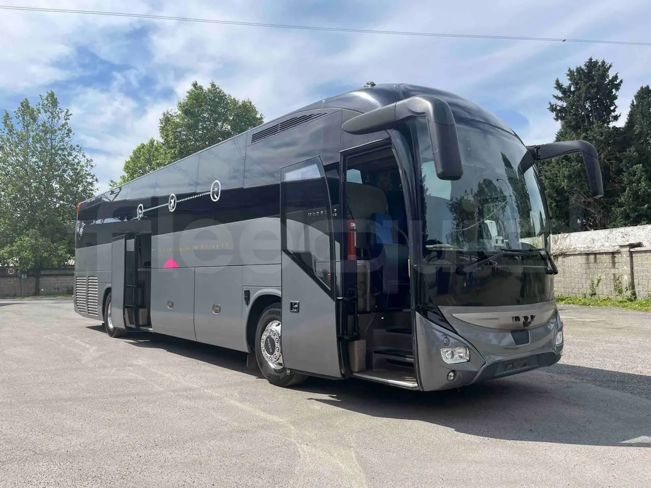 Iveco Magelys SFR2XX - EUR6 - 294kW - 12.265m - 3/4 right front doors open
