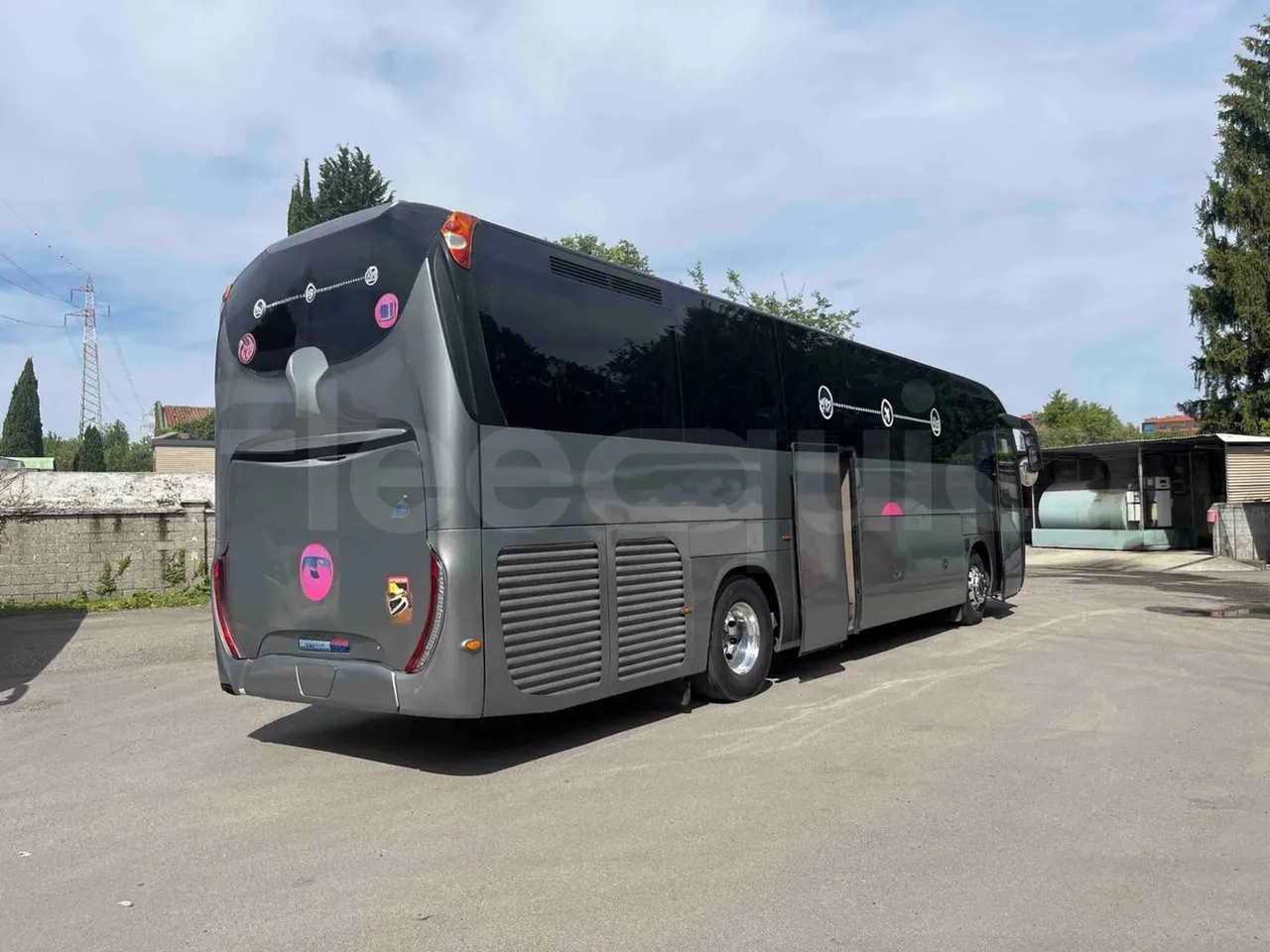 Iveco Magelys SFR2XX - EUR6 - 294kW - 12.265m - 3/4 right rear doors open