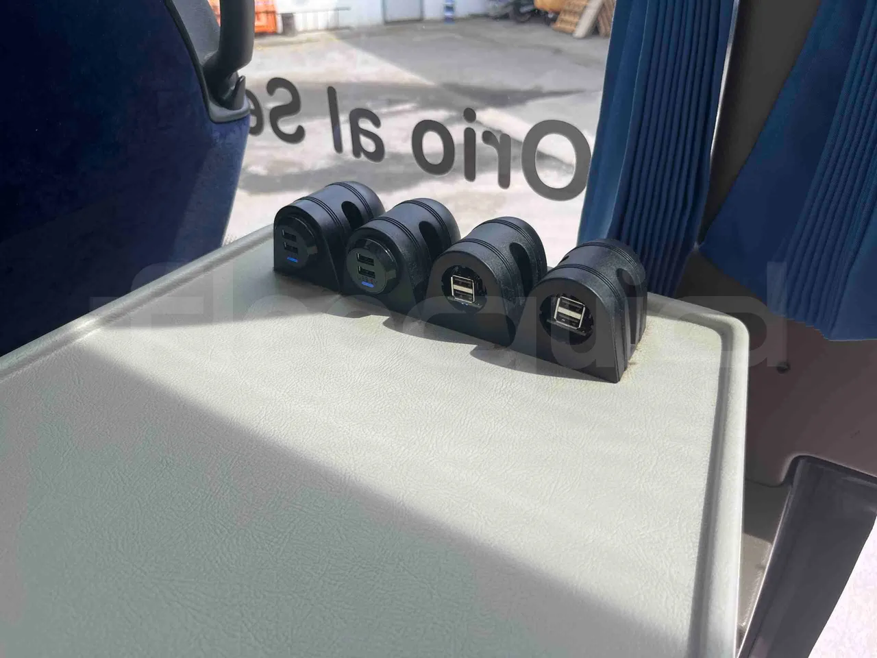 Iveco Magelys SFR2XX - EUR6 - 294kW - 12.265m - usb charging detail