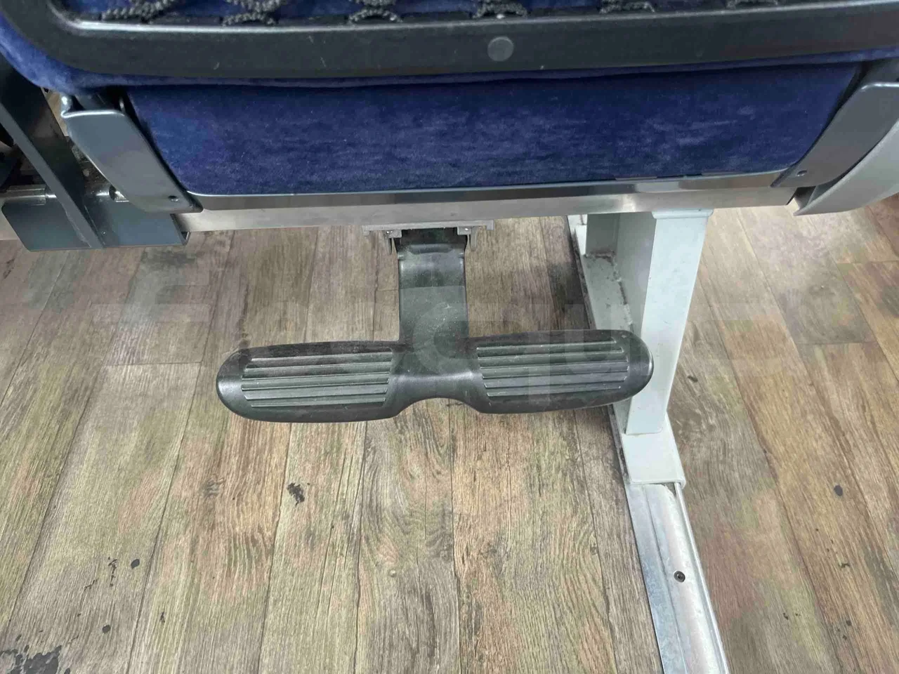 Iveco Magelys SFR2XX - EUR6 - 294kW - 12.265m - footrest detail photo