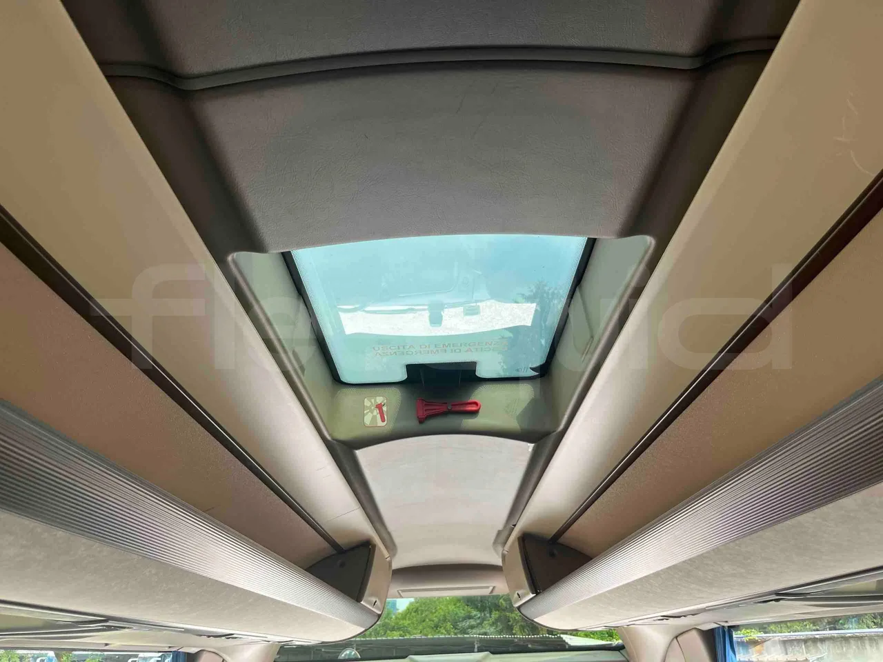 Iveco Magelys SFR2XX - EUR6 - 294kW - 12.265m - roof hatch 2