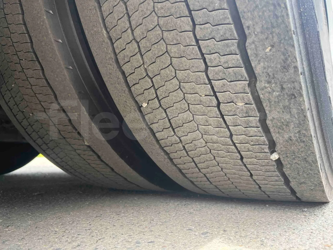 Iveco Magelys SFR2XX - EUR6 - 294kW - 12.265m - tread condition front tires left