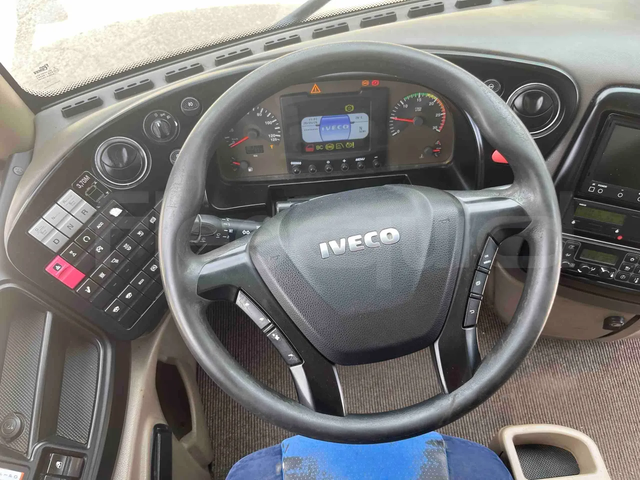 Iveco Magelys SFR2XX - EUR6 - 294kW - 12.265m - steering wheel photo