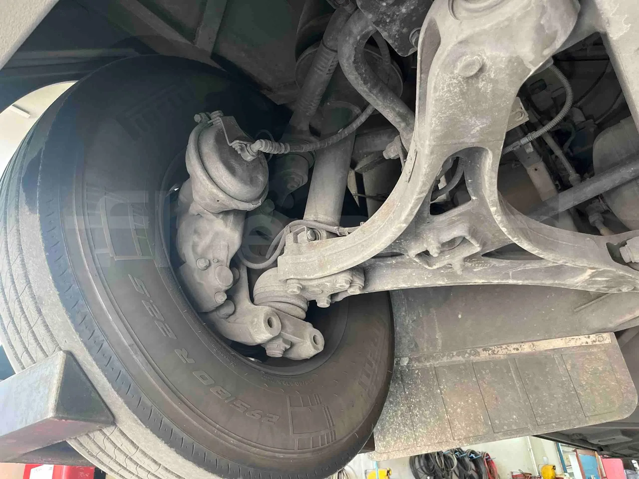 Iveco Magelys SFR2XX - EUR6 - 294kW - 12.265m - front axle right side