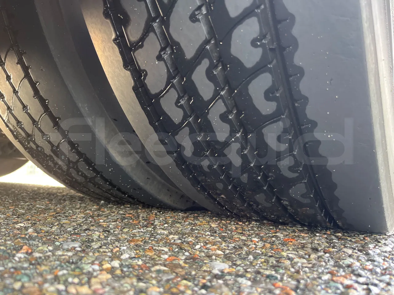 Mercedes-Benz Conecto 628B02 -EUR6 - 265kW -18m - tread condition third axle tires right
