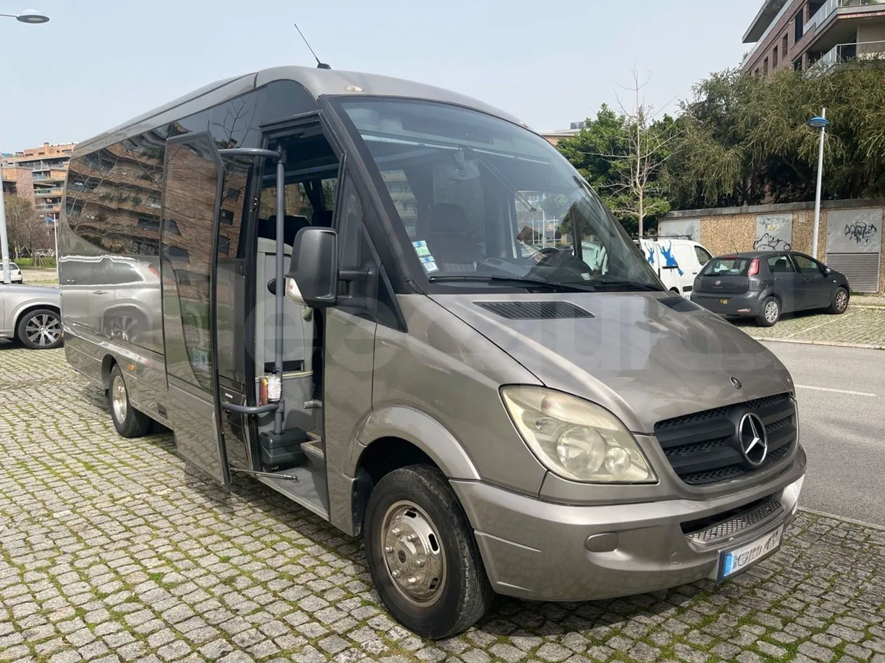 Mercedes-Benz 518 CDI 906 - Euro5 - 135kW - 7.770mt - 3/4 right front doors open