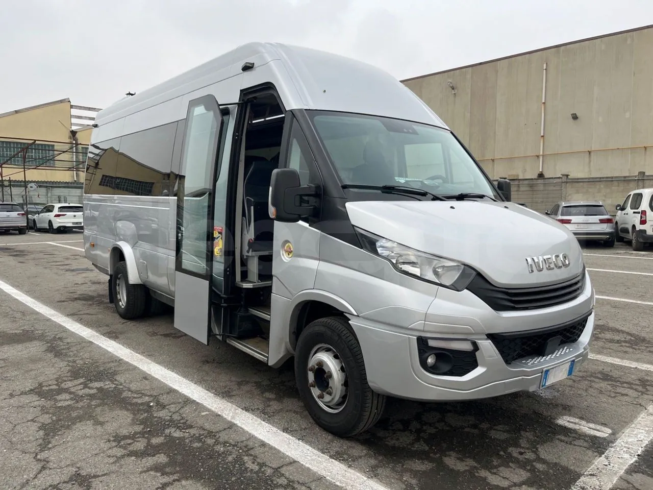 Iveco Daily A65C18 - Euro6 - 132kW - 7.498mt - 3/4 right front doors open