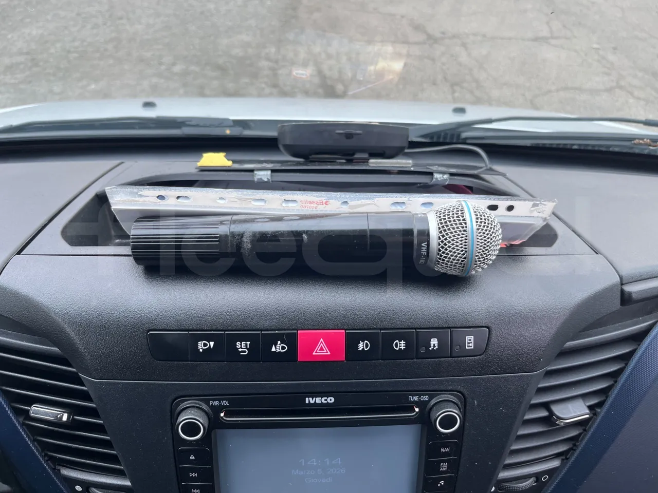 Iveco Daily A65C18 - Euro6 - 132kW - 7.498mt - driver microphone accessories photo