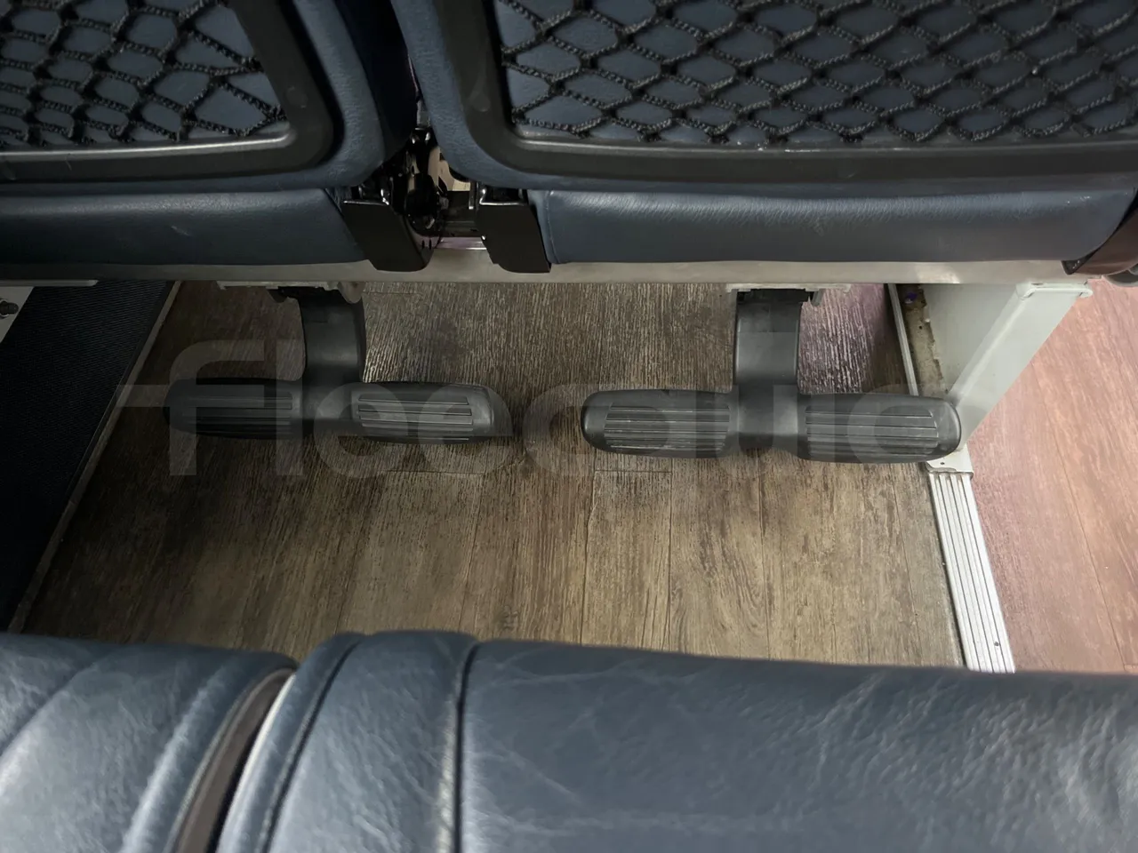 Iveco Daily A65C18 - Euro6 - 132kW - 7.498mt - footrest detail photo