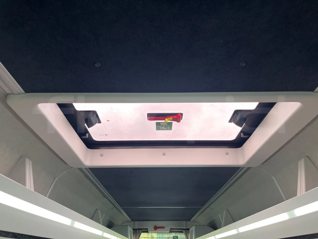 Iveco Daily A65C18 - Euro6 - 132kW - 7.498mt - roof hatch 1