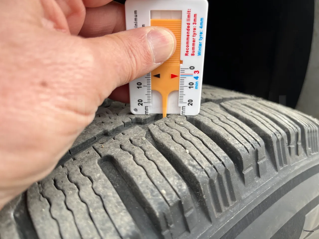 Iveco Daily A65C18 - Euro6 - 132kW - 7.498mt - tread condition front tires left