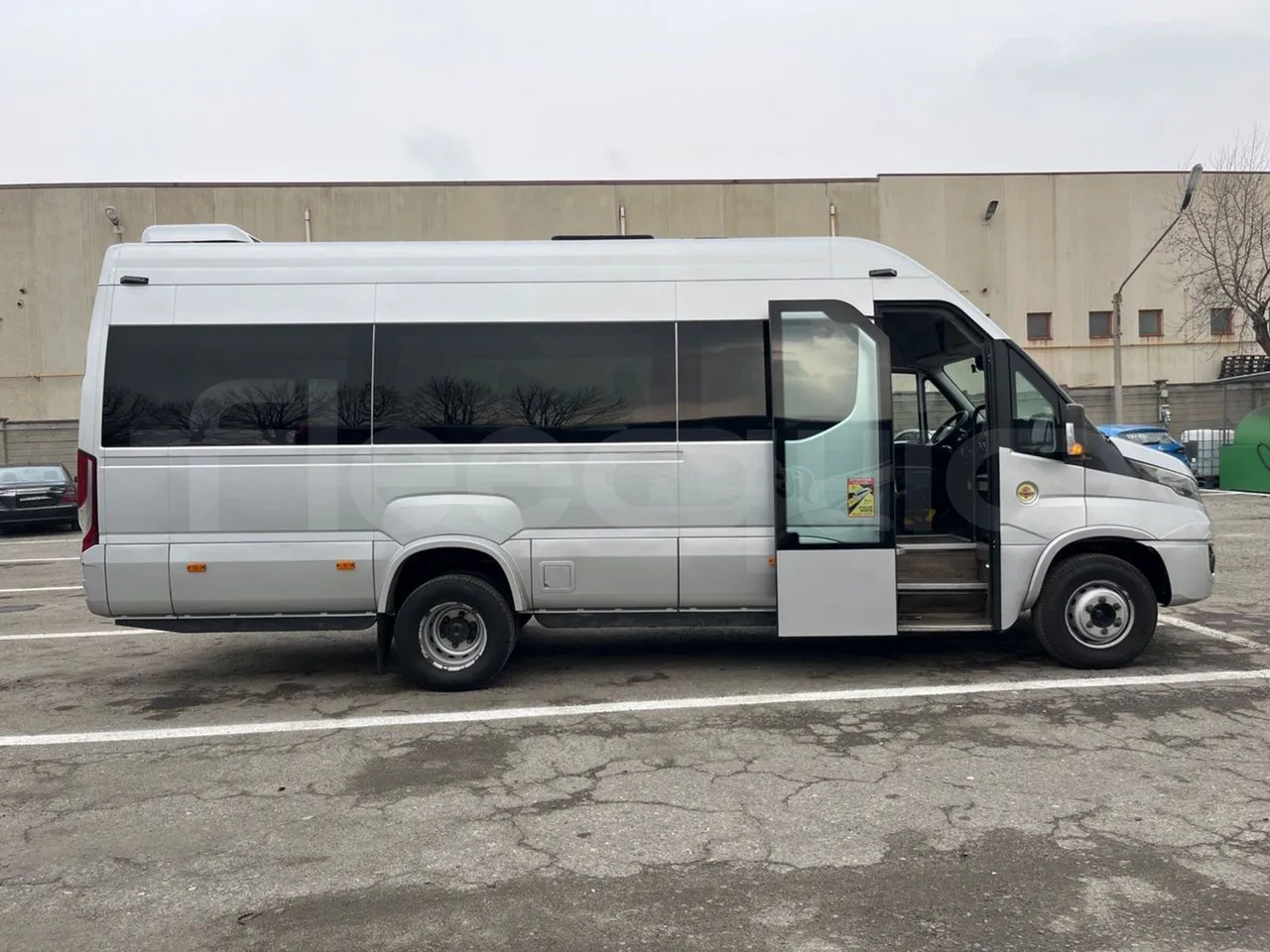 Iveco Daily A65C18 - Euro6 - 132kW - 7.498mt - right side doors open