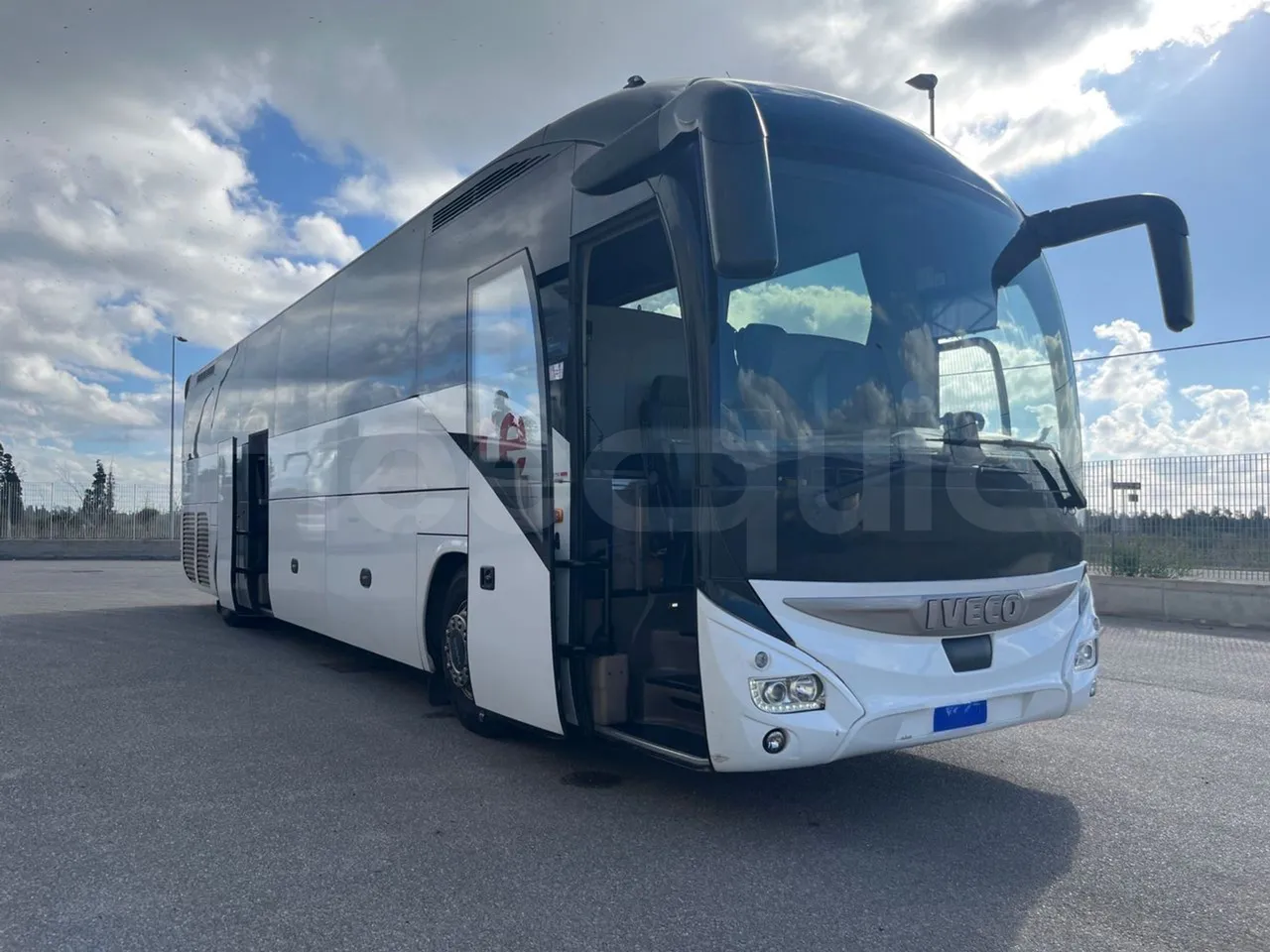 Iveco Magelys SFR2XX - Euro6 - 294kW - 12.830mt - 3/4 right front doors open