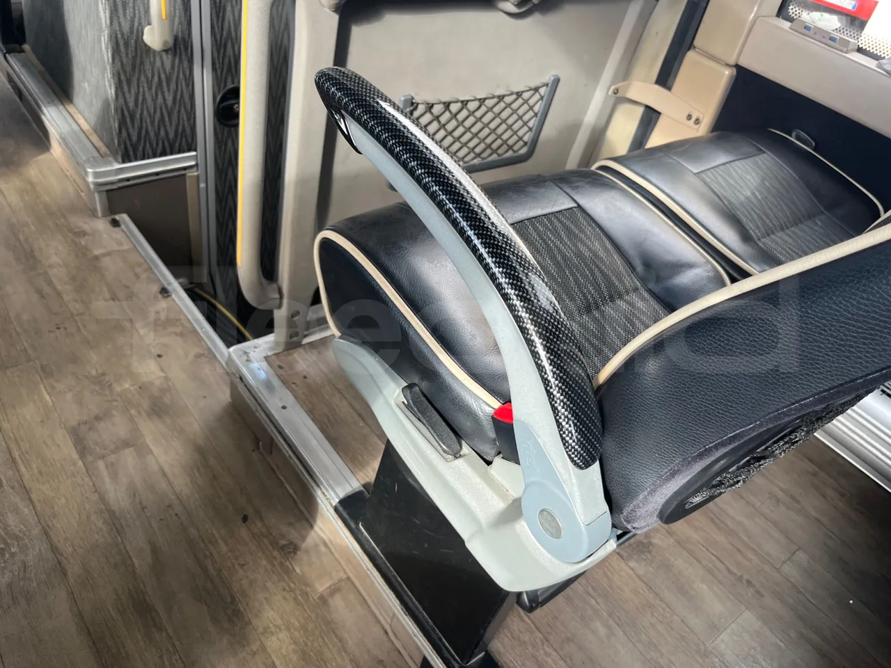 Iveco Magelys SFR2XX - Euro6 - 294kW - 12.830mt - armrest detail photo