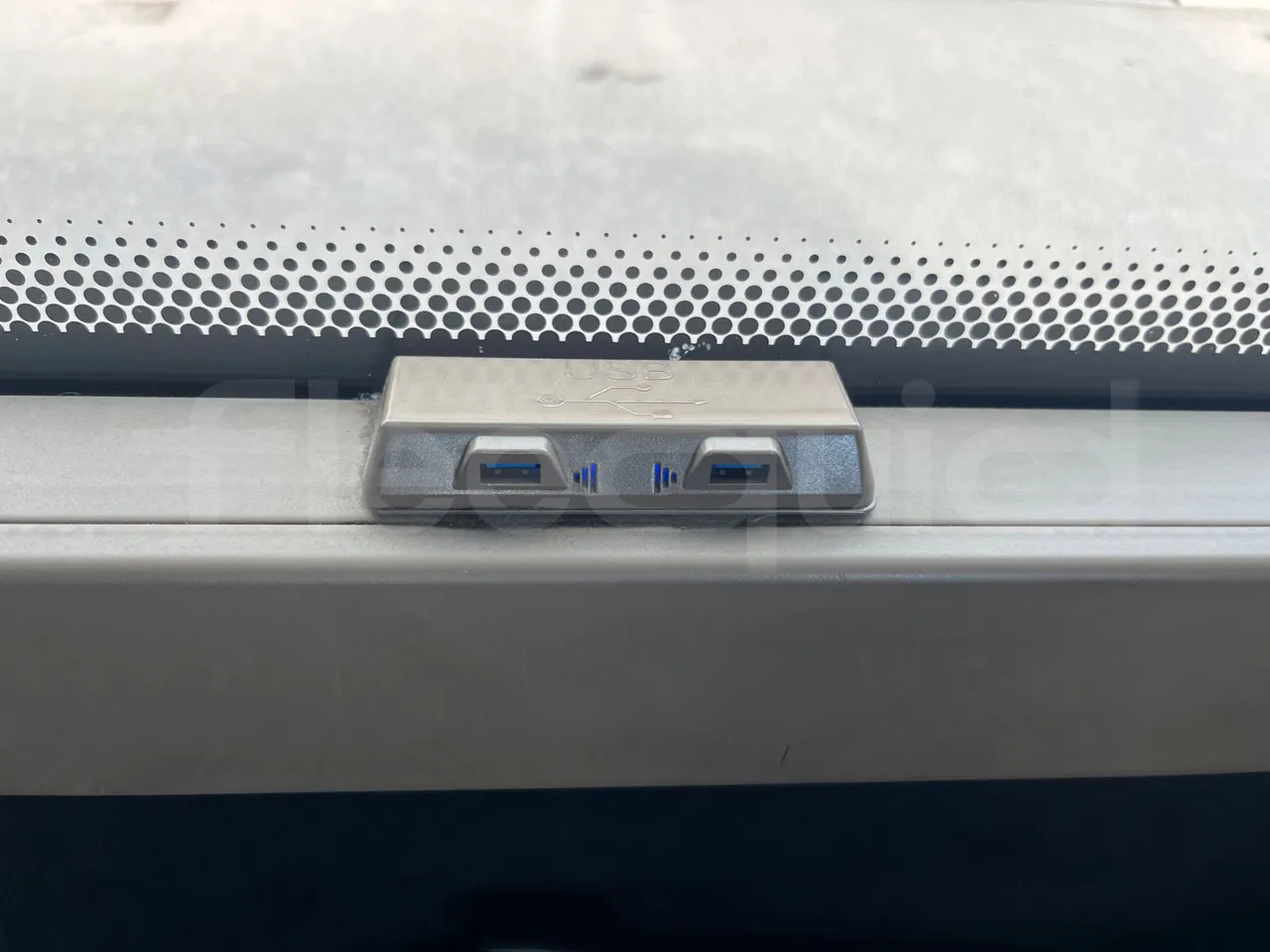 Iveco Magelys SFR2XX - Euro6 - 294kW - 12.830mt - usb charging detail