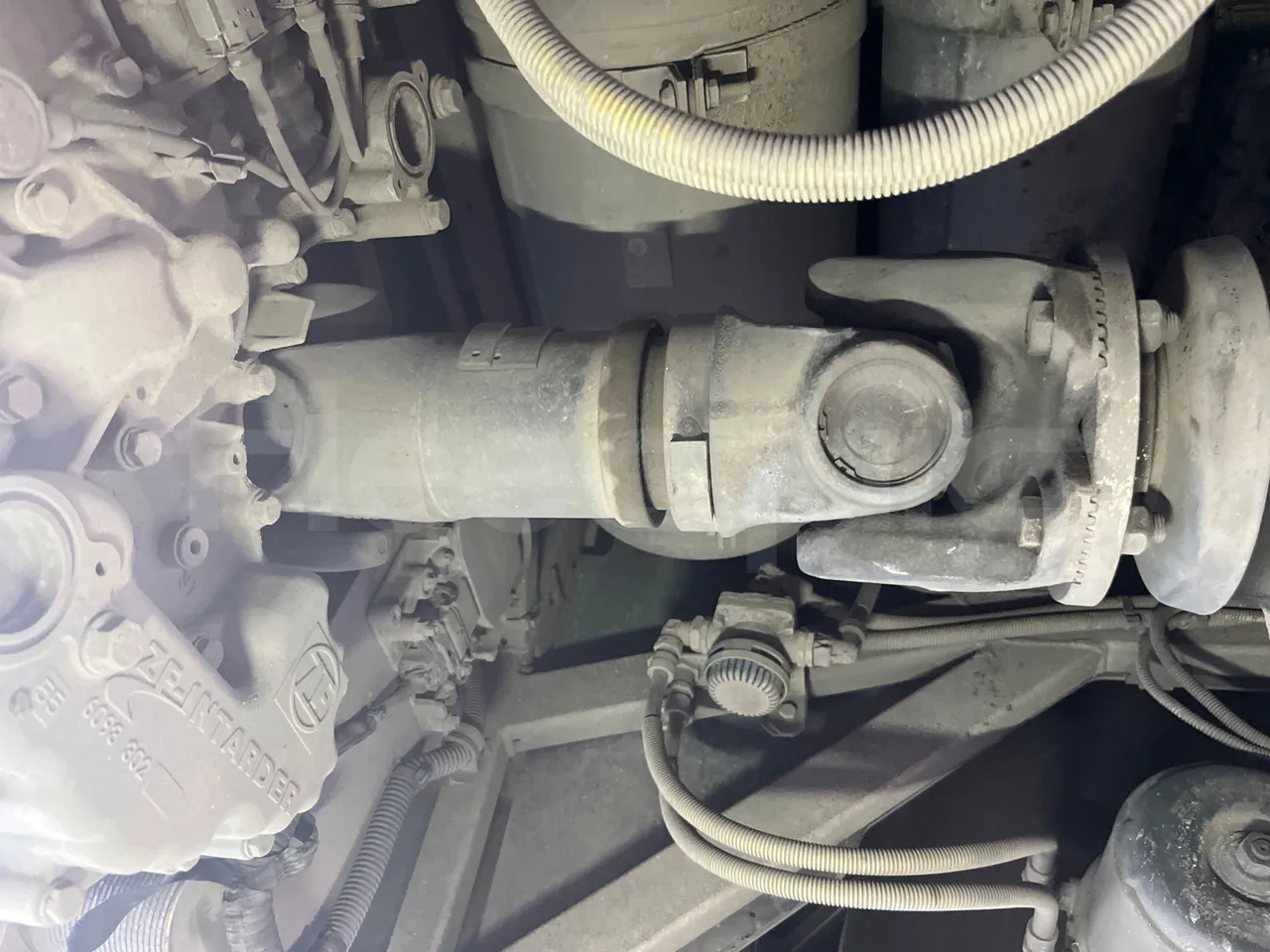 Iveco Magelys SFR2XX - Euro6 - 294kW - 12.830mt - driveshaft photo