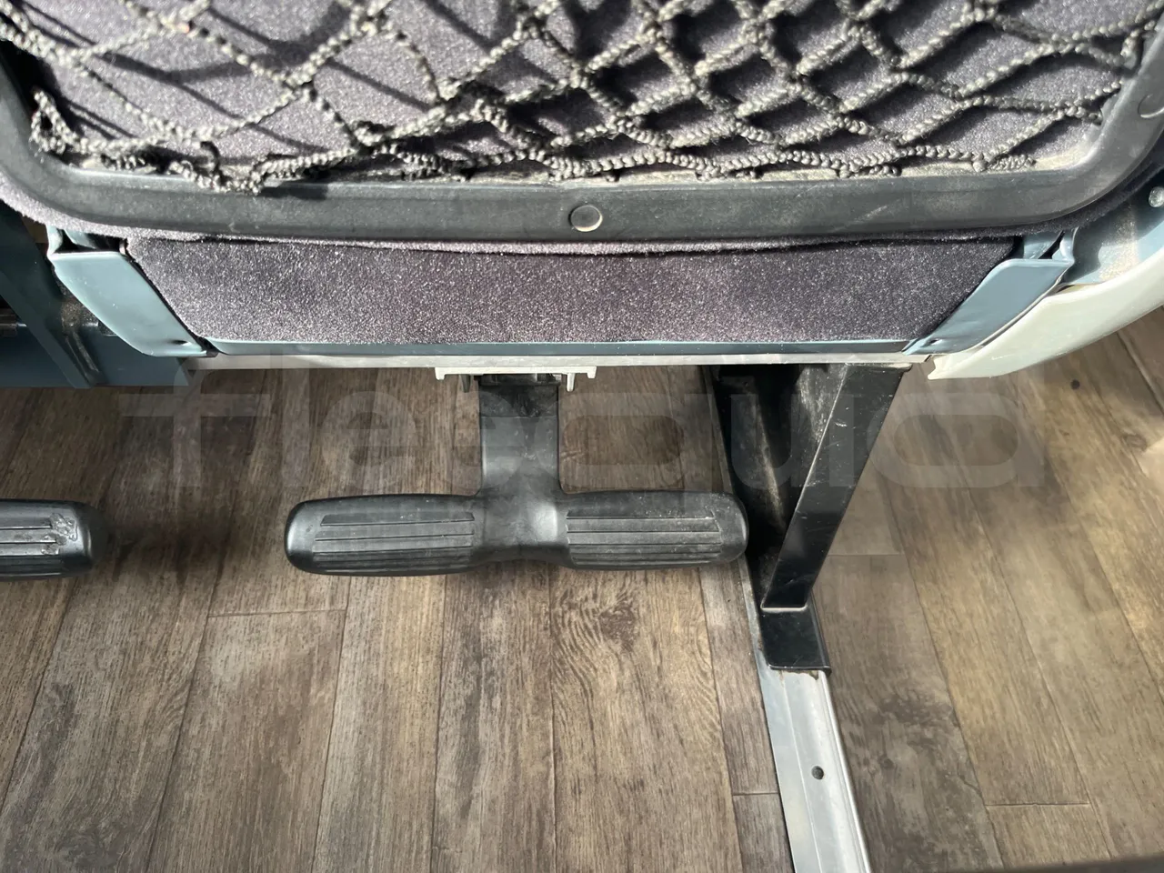 Iveco Magelys SFR2XX - Euro6 - 294kW - 12.830mt - footrest detail photo