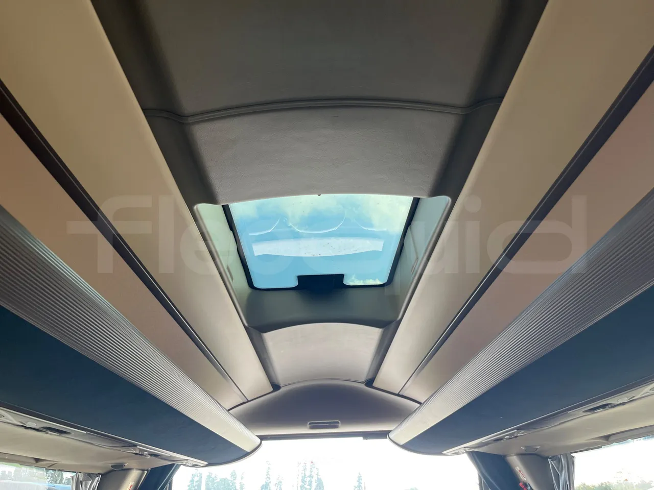 Iveco Magelys SFR2XX - Euro6 - 294kW - 12.830mt - roof hatch 1