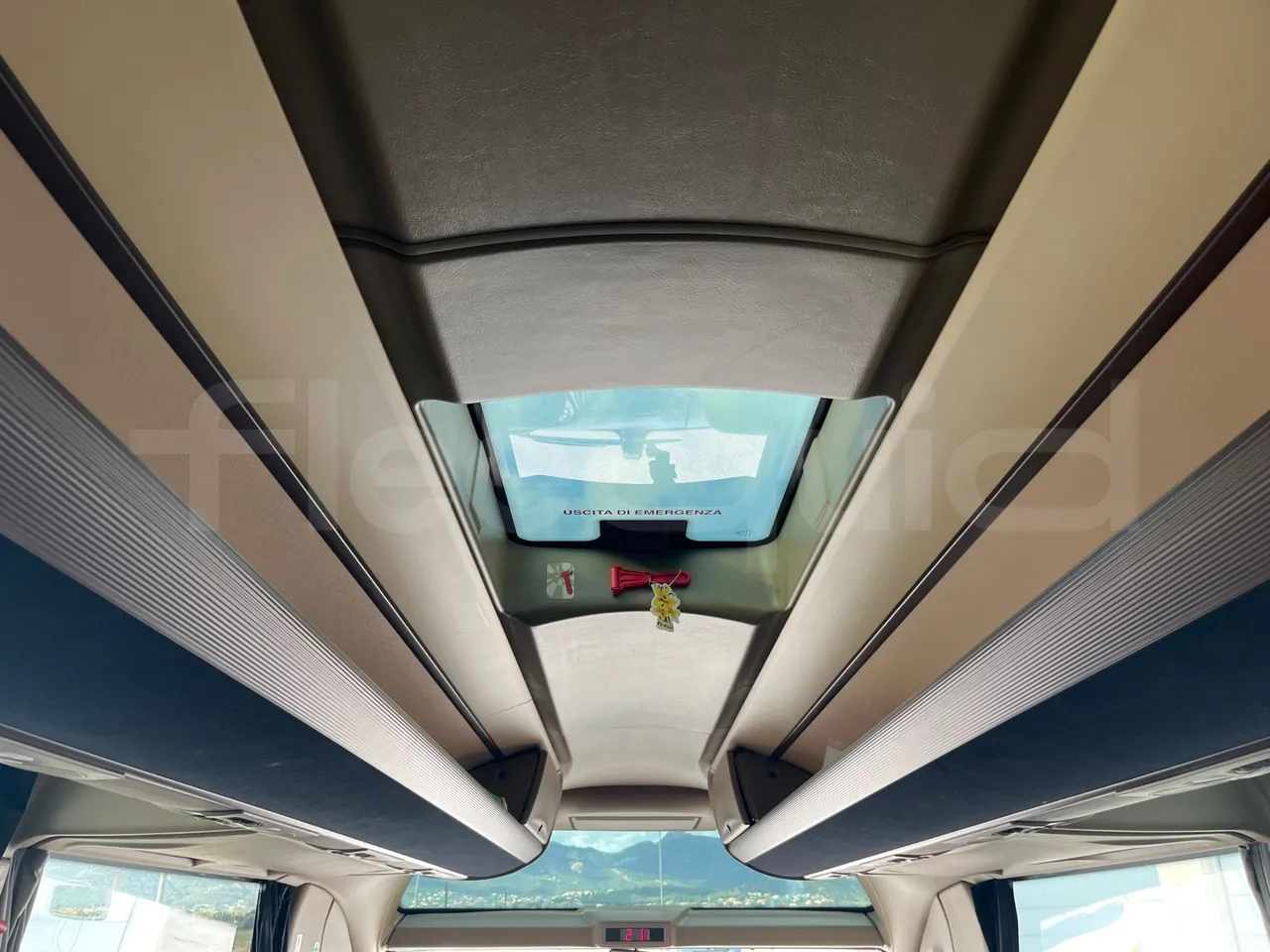 Iveco Magelys SFR2XX - Euro6 - 294kW - 12.830mt - roof hatch 2