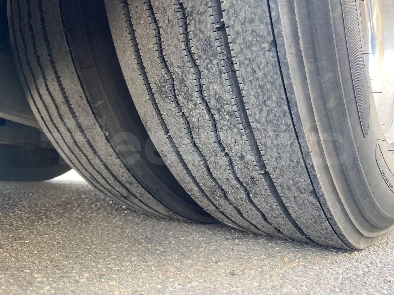 Iveco Magelys SFR2XX - Euro6 - 294kW - 12.830mt - tread condition second axle tires left