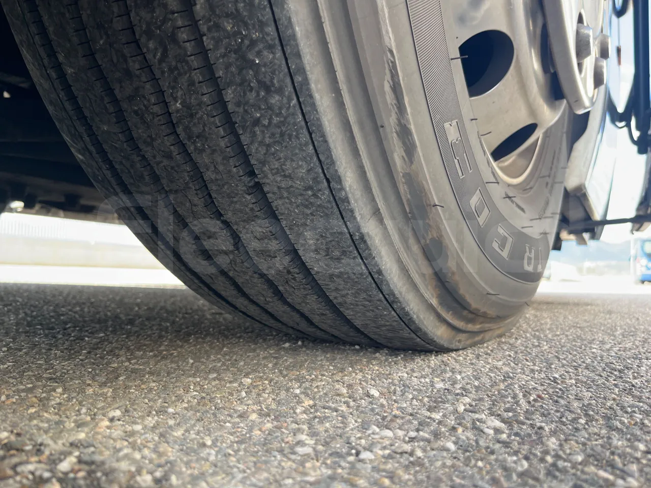 Iveco Magelys SFR2XX - Euro6 - 294kW - 12.830mt - tread condition second axle tires right