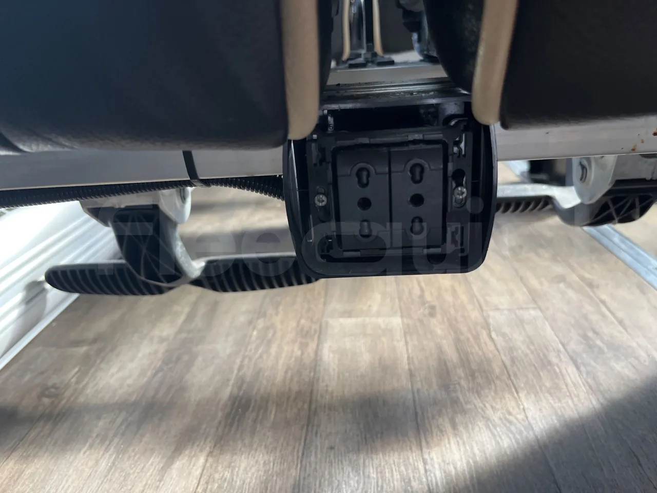 Iveco Magelys SFR2XX - Euro6 - 294kW - 12.830mt - power outlets detail