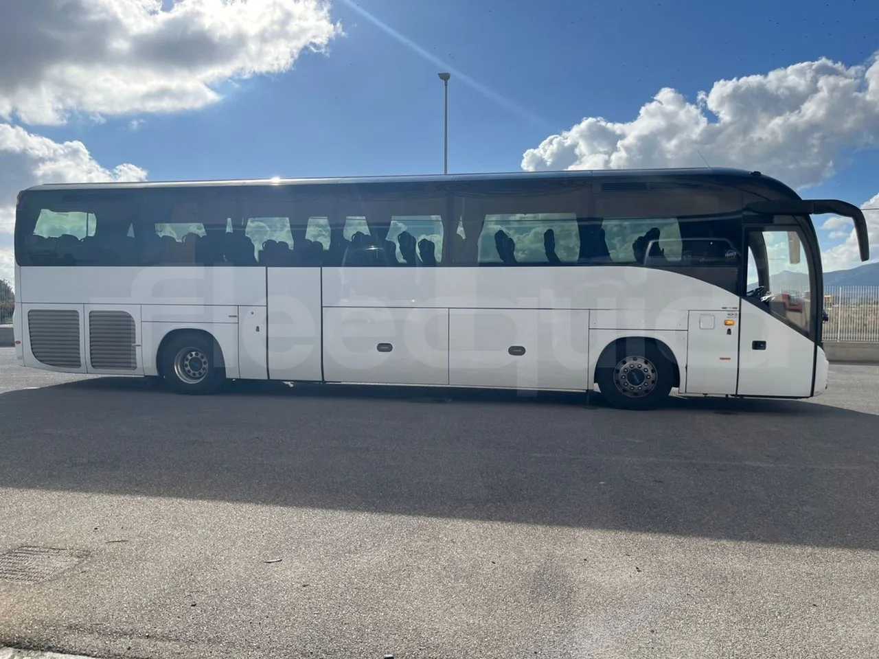 Iveco Magelys SFR2XX - Euro6 - 294kW - 12.830mt - right side doors closed